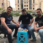 Pouria Poursorkh Instagram - روز-خارجي-خيابان يه كارگردان با عشق...يه گروه با عشق در كنار يه مهمون و رفيق با عشق ...پذيرايي ساده وسط خيابون😂 صندلي خوبرو دادن به من 🙏