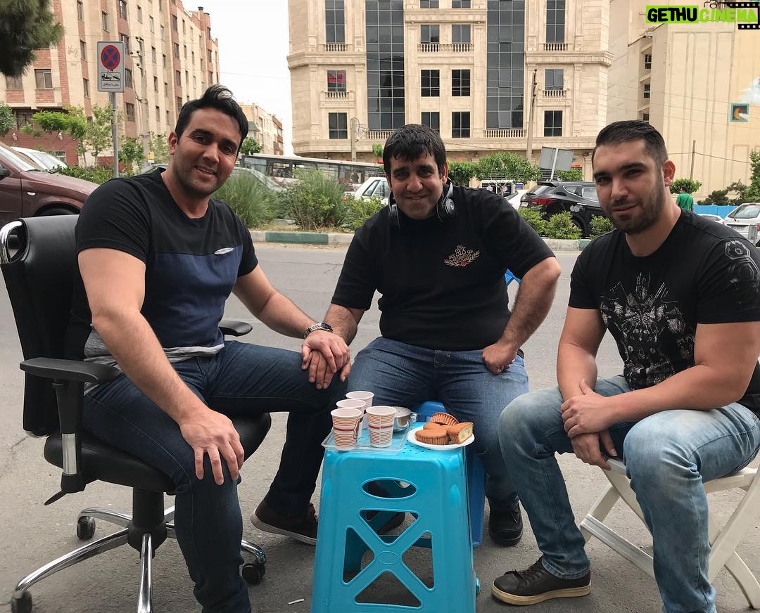 Pouria Poursorkh Instagram - روز-خارجي-خيابان يه كارگردان با عشق...يه گروه با عشق در كنار يه مهمون و رفيق با عشق ...پذيرايي ساده وسط خيابون😂 صندلي خوبرو دادن به من 🙏