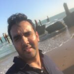 Pouria Poursorkh Instagram - لحظه تحويل سال رو هيچوقت دوست نداشتم... يه جورايي غمش به خوشحاليش ميچربيد برام... حتا اگه كنار خانواده بودم ...واقعيتش امسال بيشتر از هر وقت ديگه فهميدم چقدر تلخه لحظه سال تحويل دور از خانواده باشي...حالا ما كه براي اتمام فيلمبرداري و به اختيار خودمون اينجا بوديم... اميدوارم همه كسايي كه دور از خانواده بودن زودتر به جمع خانواده هاشون برسن... بخصوص بيمارا و زندونيا...🙏...سال نو به همه مبارك ... به بهترين آرزوهاتون برسيد... خوشحال باشيد و كمك كنيد بقيه هم خوشحال باشند🌺💝 Hormozgan Province