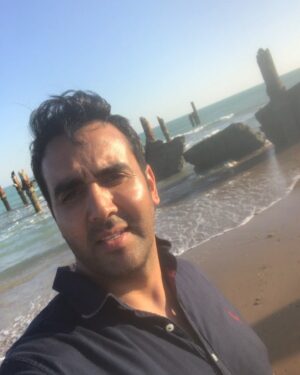 Pouria Poursorkh Instagram - لحظه تحويل سال رو هيچوقت دوست نداشتم... يه جورايي غمش به خوشحاليش ميچربيد برام... حتا اگه كنار خانواده بودم ...واقعيتش امسال بيشتر از هر وقت ديگه فهميدم چقدر تلخه لحظه سال تحويل دور از خانواده باشي...حالا ما كه براي اتمام فيلمبرداري و به اختيار خودمون اينجا بوديم... اميدوارم همه كسايي كه دور از خانواده بودن زودتر به جمع خانواده هاشون برسن... بخصوص بيمارا و زندونيا...🙏...سال نو به همه مبارك ... به بهترين آرزوهاتون برسيد... خوشحال باشيد و كمك كنيد بقيه هم خوشحال باشند🌺💝