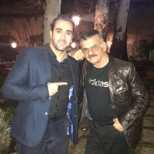 Pouria Poursorkh Instagram - ايشون سالهاست كه همه جوره الگو ست برام... از كارشون تا زندگي شخصي... از سلامت روح و جسمشون...از منش و بزرگواريشون... قسمت شده تا بالاخره باهاشون همكار شم و بسيار خوشحالم از اين همكاري .... استاد... سرتون سلامت و عمرتون دراز...💝💝@fakhimzadeh  صفحه اصلي اقاي فخيم زاده...🙏🌺....سر صحنه كارجديد اقا لطيفي-خماري-
