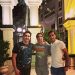 Pouria Poursorkh Instagram - . محسن عزيزم …داداش كوچيكه💙 …تولدت مبارك… دوستت دارم زياااااد.. همراه با وحيد خان شمسايي داداش بزرگه 💝 و عكس از اقا پارسا داداش وسطى🤪 …باز هم قبل از كرونا با سيبيل اين بار.. گريم ايل دا⛓