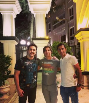Pouria Poursorkh Instagram - .
محسن عزيزم …داداش كوچيكه💙 …تولدت مبارك…
دوستت دارم زياااااد..
همراه با وحيد خان شمسايي داداش بزرگه 💝
و عكس از اقا پارسا داداش وسطى🤪 
…باز هم قبل از كرونا با سيبيل اين بار..
گريم ايل دا⛓