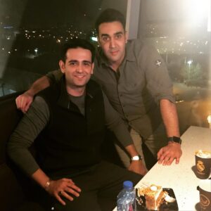 Pouria Poursorkh Instagram - دربي بازي در كنار رفيق گلم... كافه رئال ميلاد... تبريك به پرسپوليسيا كه بردن و تبريك به استقلاليا كه تو اين روزاي بد مردونه جنگيدن