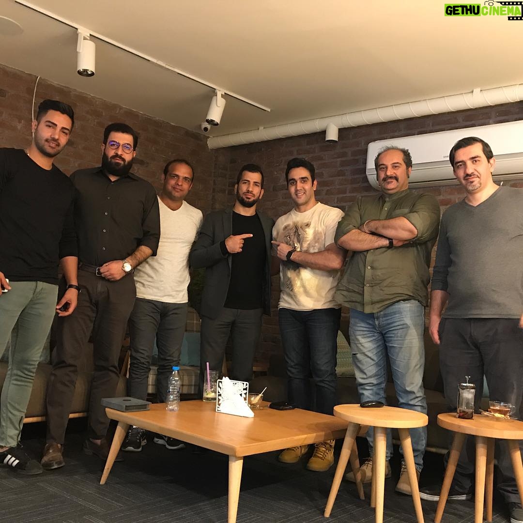 Pouria Poursorkh Instagram - در كنار پهلوان و قهرمان نامدار ايران و افتخار شيراز اميد نوروزي و مهدي نصيري عزيز ... كافه رئال شيراز🙏🌺 @caferealiran @cafereal_shiraz شیراز پایتخت فرهنگی ایران.Shiraz,Irans cultural capital