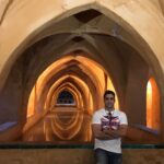 Pouria Poursorkh Instagram - منم مثل خيلي از دوستداراي فيلم و سينما مجذوب روايت جذاب سريال Game of thrones شدم و خوره وار هر فصل پيگير بازي غير قابل پيش بيني تاج و تخت شدم...لوكيشن كاخ الكازار در شهر سويا لوكيشن اصلي خاندان مارتل منطقه دورن بود و فرصت ديدنش براي من بسيار لذتبخش... سعي كردم عكسايي بگيرم كه نزديك به نماهاي استفاده شده در فيلم باشه و اين لذت رو با شما دوستان شريك شم،حداقل با طرفداراي ايراني سريال ...بالاخره اينم يه مدل لذت بردن از اماكن تاريخيه Real Alcázar de Sevilla