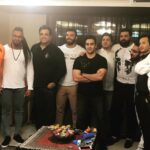 Pouria Poursorkh Instagram - با رفقاي دوست داشتني...در ميان بچه غول ها... يك شب به ياد موندني...ممنون از علي استكي عزيز كه هميشه سنگ تموم ميذاره 🌺