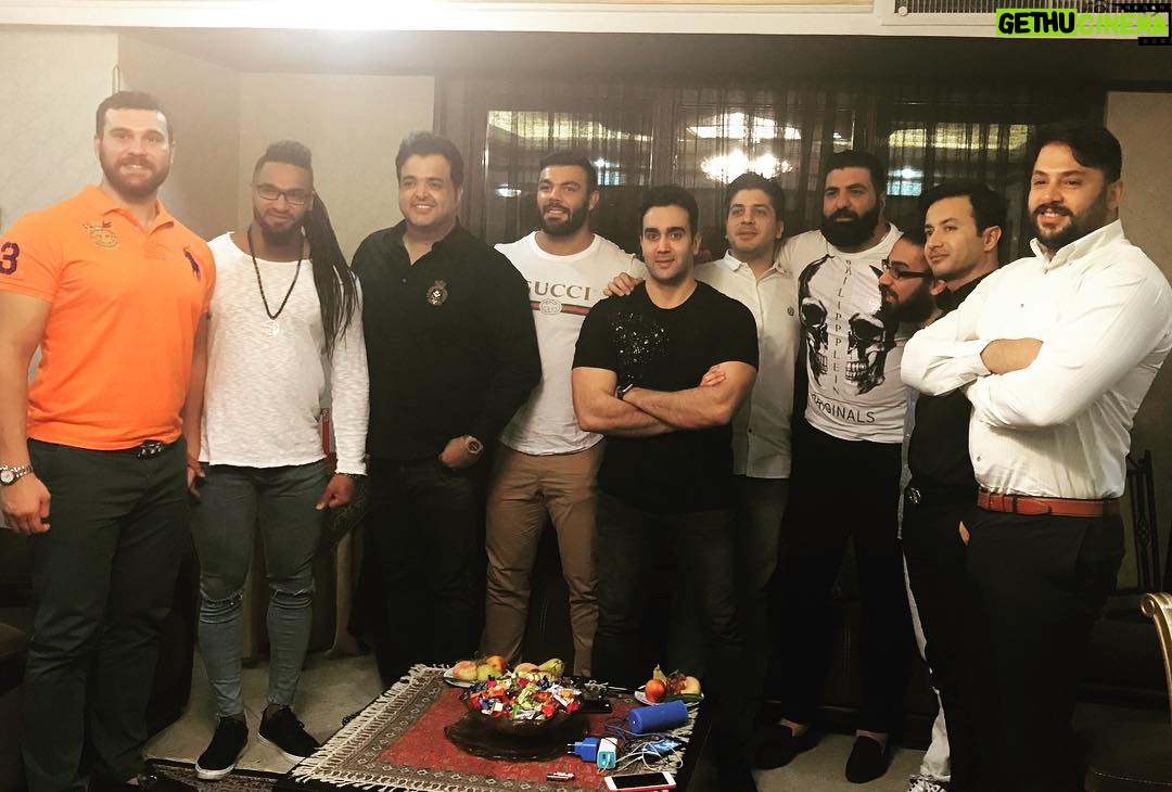 Pouria Poursorkh Instagram - با رفقاي دوست داشتني...در ميان بچه غول ها... يك شب به ياد موندني...ممنون از علي استكي عزيز كه هميشه سنگ تموم ميذاره 🌺