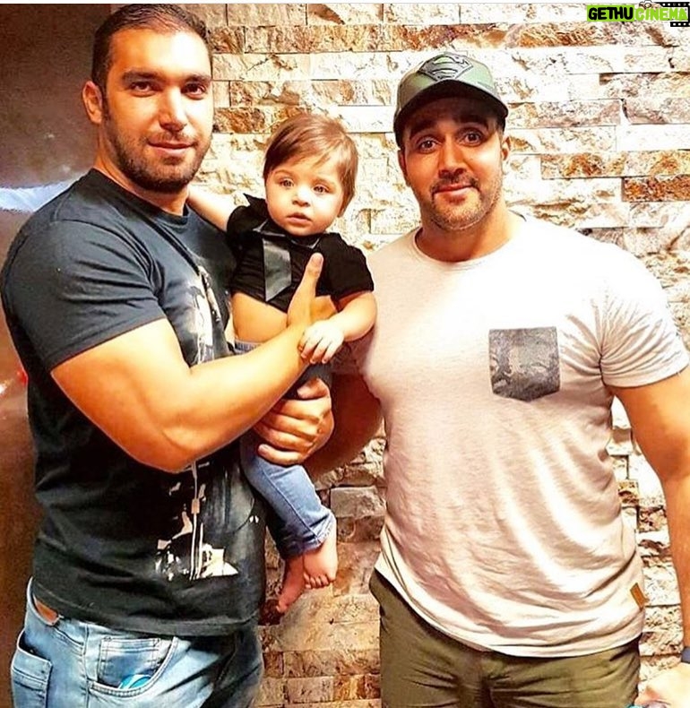 Pouria Poursorkh Instagram - با دوست، برادر و مربي خوبم كيوان كه عمر دوستيمون داره به بيست سال ميرسه و البته گل سرسبد جمع كوچولوي خوردني و خوش اخلاقش البته😘
