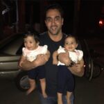 Pouria Poursorkh Instagram - ببينين آخر شبي چي گيرمون اومد... دو تا فرشته خوردني👶🏼👶🏼... خدا براي خونواده هاشون نگه داره تمام ني ني هارو
