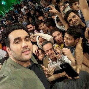 Pouria Poursorkh Instagram - وقتي كنار مهربونترين مردم دنيا هستي ... بزرگترين غم دنيا هم كه تو دلت باشه،  حس ميكني پشتت گرمه... و اين يعني دلچسب ترين حس ممكن🇮🇷🌹
