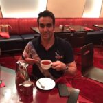 Pouria Poursorkh Instagram - اينم از چالش چاي ...دوست داشتم روز اول ماه مبارك يادت كنم رفيق...ممنونم از افتخار فوتبال ايران- كريم انصاريفرد- ...ممنونم كه به ياد من بودي...منم ميخوام يادي كنم از عليرضا استكي، جواد عزتي جواد كاظميان و مهراوه شريفي نيا ☕️.... رمضان مبارك ... سفره هاتون پر بركت... دلاتون پر مهر و محبت🌹 Atlantis, The Palm