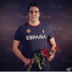 Pouria Poursorkh Instagram - ممنونم كه مثل هميشه كنارمون بوديد🙏💐 يه توضيح هم لازم ميدونم بدم... من در چهار سال اخير دوره اقاي روحاني نه تنها حتي يك فيلم سينمايي دولتي كار نكردم بلكه در پروژه هايي كه دوستان منتسب به دولت و شهرداري و ساير وزارتخانه ها و نهاد ها باشد -اعم از فيلم و سريال هاي رسانه اي- اين دوستان متصل به قدرت ، حتي يك سكانس هم حضور نداشتم....در تمامي اين سالها حتي در يك پروژه از يغماگران بيت المال و بدهكاران بانكي و اختلاسي ها هم حضور نداشتم...آقازاده هاي تازه به دوران رسيده و عشق تهيه كننده گي هم كه هر روز اضافه ميشه به تعدادشون، از بانكي و غير بانكي.. تو فيلماي يك نفرشون نبوده و نخواهم بود...هميشه خارج از گود قدرت ... در تمامي اين سالها مغضوب همين جريانها هم بوده ايم...من و خيلي از همكارانم...از جايگاهم هم راضيم ...شكر خداوند...سواري نداديم كه سهم بخواهيم...اين هم بماند كه حتي براي مراسم جشنواره فجر يك دعوتنامه خشك و خالي هم نداشتم، جشنواره ياس و بارانِ شمال و جنوب و كيش ومابقي هم كه بماند... منت يك شب مهمان هيچ دولتي در در هتل خوابيدن در كارنامه مان نيست...داخلي اصلا...خارجي ابدا...اصلاً انگار وجود خارجي نداشتيم..در تمامي اين سالها...٤ سال اخير و هشت سال قبل ترش...من و خيلي از همكارانم ...ولي تمام اينها باعث نميشه كه سرشار از غرور نشم با قدرت مذاكرات اقاي ظريف كه امروز موافق و مخالف، خروجي كار را مورد تاييد ميدانند و چاره اي جز اعتراف در مقابل قابليتهاي گروه مذاكره كننده ندارند...باعث نميشه لذت نبرم از عملكرد وزير محترم بهداشت...لذت نبرم از صبر آقاي روحاني در مقابله با مشكلات، و ...يه جوري صحبت ميكنن برخي از دوستان انگار يادشون رفته چي داشت به سر اوضاع اقتصاديمون ميومد همين چهار سال قبل ... هر روز يه قيمت جديد... از شير و مرغ تا درهم و دلار....پس هنوز هم معتقدم روحاني بهترين گزينه است..با اختلاف...بدليل منافع ملي و نه شخصي... از صميم قلبم به خيلي از شما حق ميدهم با اينگونه قضاوتها... چنانكه هستند بسياري از دوستان كه با هر دولت و هر تفكري پرچم به باد منفعت ميبرند و البته اين روزها تعدادشون كم هم نيست ...صبح پز اپوزوسيون و شب دورهمي در كنار اركان قدرت ...حق داريد خيلياتون...پس اگر پيشنهادي دادم قطعاً بدليل منافع شخصي نبوده ، نيست و نخواهد بود...نگاهي به كارنامه من قضاوت در اين مورد رو منصفانه تر ميكنه گرچه جايگاه قضاوت از آن خداوند بزرگ است.....به اميد بهترين ها براي بهترين مردم جهان...🙏💐💐💐💐