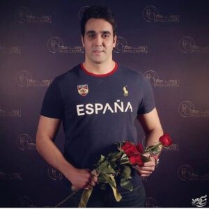 Pouria Poursorkh Instagram - ممنونم كه مثل هميشه كنارمون بوديد🙏💐 يه توضيح هم لازم ميدونم بدم... من در چهار سال اخير دوره اقاي روحاني نه تنها حتي يك فيلم  سينمايي دولتي كار نكردم بلكه در پروژه هايي كه دوستان منتسب به دولت و شهرداري و ساير وزارتخانه ها و نهاد ها باشد -اعم از فيلم و سريال هاي رسانه اي- اين دوستان متصل به قدرت ، حتي يك سكانس هم حضور نداشتم....در تمامي اين سالها حتي در يك پروژه از يغماگران بيت المال و بدهكاران بانكي و اختلاسي ها هم حضور نداشتم...آقازاده هاي تازه به دوران رسيده و عشق تهيه كننده گي هم كه هر روز اضافه ميشه به تعدادشون، از بانكي و غير بانكي.. تو فيلماي يك نفرشون نبوده و نخواهم بود...هميشه خارج از گود قدرت ... در تمامي اين سالها مغضوب همين جريانها هم بوده ايم...من و خيلي از همكارانم...از جايگاهم هم راضيم ...شكر خداوند...سواري نداديم كه سهم بخواهيم...اين هم بماند كه حتي براي  مراسم جشنواره فجر يك دعوتنامه خشك و خالي هم نداشتم، جشنواره ياس و بارانِ شمال و جنوب و كيش ومابقي هم كه بماند... منت يك شب مهمان هيچ دولتي در در هتل خوابيدن در كارنامه مان نيست...داخلي اصلا...خارجي ابدا...اصلاً انگار وجود خارجي نداشتيم..در تمامي اين سالها...٤ سال اخير و هشت سال قبل ترش...من و خيلي از همكارانم ...ولي تمام اينها باعث نميشه كه سرشار از غرور نشم با قدرت مذاكرات اقاي ظريف كه امروز موافق و مخالف، خروجي كار را مورد تاييد ميدانند و چاره اي جز اعتراف در مقابل قابليتهاي گروه مذاكره كننده ندارند...باعث نميشه لذت نبرم از عملكرد وزير محترم بهداشت...لذت نبرم از صبر آقاي روحاني در مقابله با مشكلات، و ...يه جوري صحبت ميكنن برخي از دوستان انگار يادشون رفته چي داشت به سر اوضاع اقتصاديمون ميومد همين چهار سال قبل ... هر روز يه قيمت جديد... از شير و مرغ تا درهم و دلار....پس هنوز هم معتقدم روحاني بهترين گزينه است..با اختلاف...بدليل منافع ملي و نه شخصي... از صميم قلبم به خيلي از  شما حق ميدهم با اينگونه قضاوتها... چنانكه هستند بسياري از دوستان كه با هر دولت و هر تفكري پرچم به باد منفعت ميبرند و البته اين روزها تعدادشون كم هم نيست ...صبح پز اپوزوسيون و شب دورهمي در كنار اركان قدرت ...حق داريد خيلياتون...پس اگر پيشنهادي دادم  قطعاً بدليل منافع شخصي نبوده ، نيست و نخواهد بود...نگاهي به كارنامه من قضاوت در اين مورد رو منصفانه تر ميكنه گرچه جايگاه قضاوت از آن خداوند بزرگ است.....به اميد بهترين ها براي  بهترين مردم جهان...🙏💐💐💐💐
