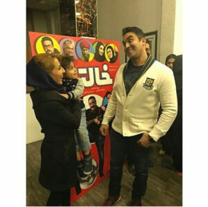 Pouria Poursorkh Instagram - تجربه ديروز : براي دلبري از خانم كوچولو ها بايد خودتو براشون لوس كني ، توضيح اينكه زور ابدا كارساز نيست... براي اقا پسرا كاملاً فرق ميكنه قصه و بايد باهاشون كشتي بگيري تا بدونن كت تن كيه...مراحل خوش اخلاق شدن آتريسا خانم و اقا سام💙👶🏼👦