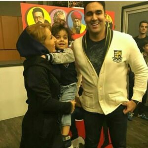 Pouria Poursorkh Instagram - تجربه ديروز : براي دلبري از خانم كوچولو ها بايد خودتو براشون لوس كني ، توضيح اينكه زور ابدا كارساز نيست... براي اقا پسرا كاملاً فرق ميكنه قصه و بايد باهاشون كشتي بگيري تا بدونن كت تن كيه...مراحل خوش اخلاق شدن آتريسا خانم و اقا سام💙👶🏼👦