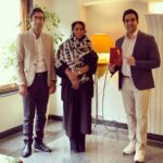 Pouria Poursorkh Instagram - . خواهر عزيزم... افتخار ميكنم به وجودت كه باز هم باعث سربلندى خانواده شدى... تبريك ميگم كه زحماتتون به نتيجه رسيد و بالاخره كتابى كه مدتها با همكارى دكتر عليمردانى براش وقت و انرژى گذاشتيد به چاپ رسيد... اى كاش كرونا نبود و ميشد براى اين اتفاق جشن گرفت و چه حيف كه محبورم اين جشن رو بصورت مجازى با دوستانم به اشتراك بذارم... اميدوارم اين كتاب كه تأليف و گرداورى اون به تأييد استاد صاحب نام دكتر فرشاد بهارى رسيده ، براى علاقمندان به حوزه روانشناسى مثمر ثمر واقع بشه... عشق يار جدا نشدنى زندگيت باشه خانوم دكتر خانواده ما... . . جهت سفارش براى خريد كتاب، به دايركت نويسندگان كتاب پيام داده تا در اسرع وقت جهت ارسال كتاب با شما عزيزان هماهنگى لازم حاصل شود. @dr.pegah_poursorkh @dr.soroush.alimardani