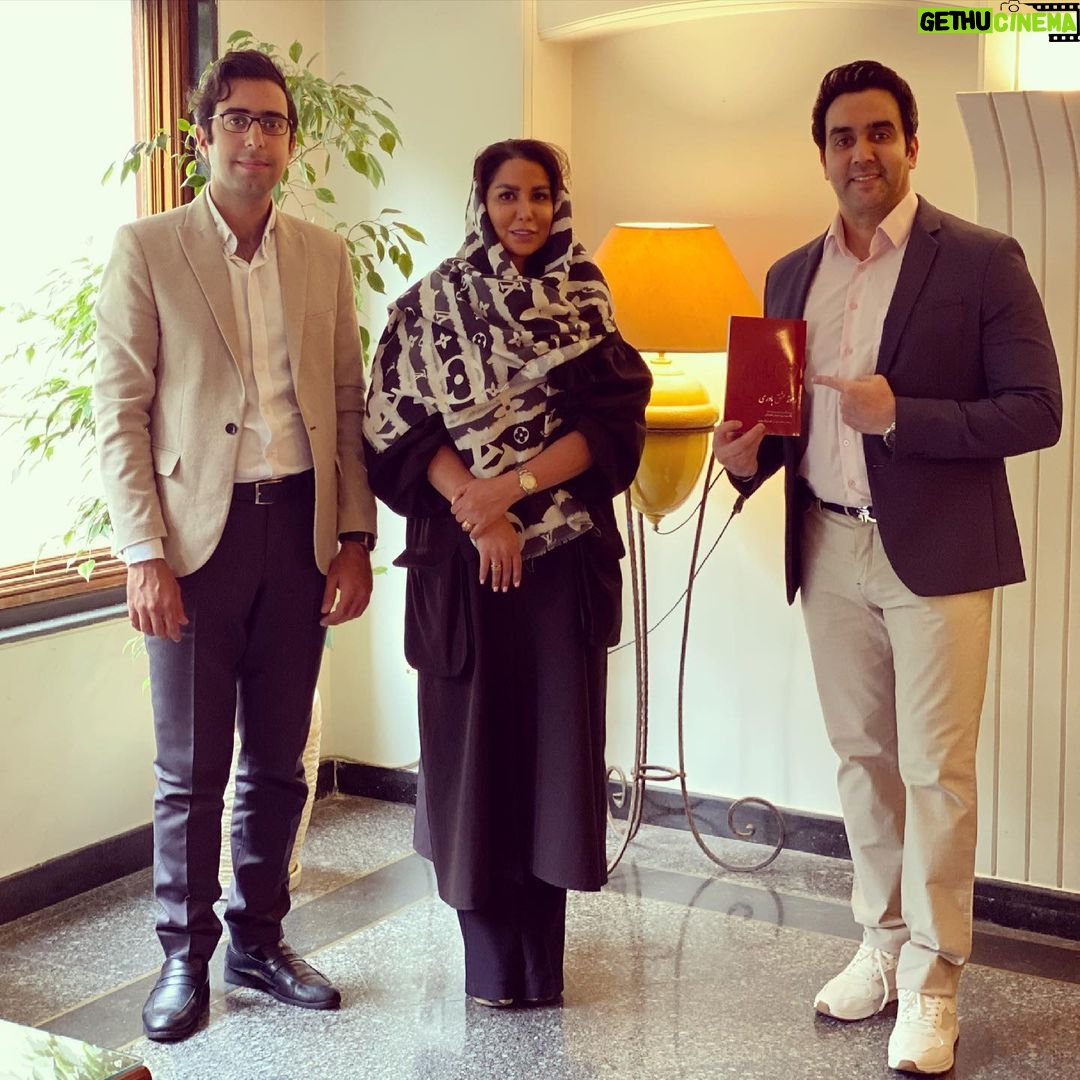 Pouria Poursorkh Instagram - . خواهر عزيزم... افتخار ميكنم به وجودت كه باز هم باعث سربلندى خانواده شدى... تبريك ميگم كه زحماتتون به نتيجه رسيد و بالاخره كتابى كه مدتها با همكارى دكتر عليمردانى براش وقت و انرژى گذاشتيد به چاپ رسيد... اى كاش كرونا نبود و ميشد براى اين اتفاق جشن گرفت و چه حيف كه محبورم اين جشن رو بصورت مجازى با دوستانم به اشتراك بذارم... اميدوارم اين كتاب كه تأليف و گرداورى اون به تأييد استاد صاحب نام دكتر فرشاد بهارى رسيده ، براى علاقمندان به حوزه روانشناسى مثمر ثمر واقع بشه... عشق يار جدا نشدنى زندگيت باشه خانوم دكتر خانواده ما... . . جهت سفارش براى خريد كتاب، به دايركت نويسندگان كتاب پيام داده تا در اسرع وقت جهت ارسال كتاب با شما عزيزان هماهنگى لازم حاصل شود. @dr.pegah_poursorkh @dr.soroush.alimardani