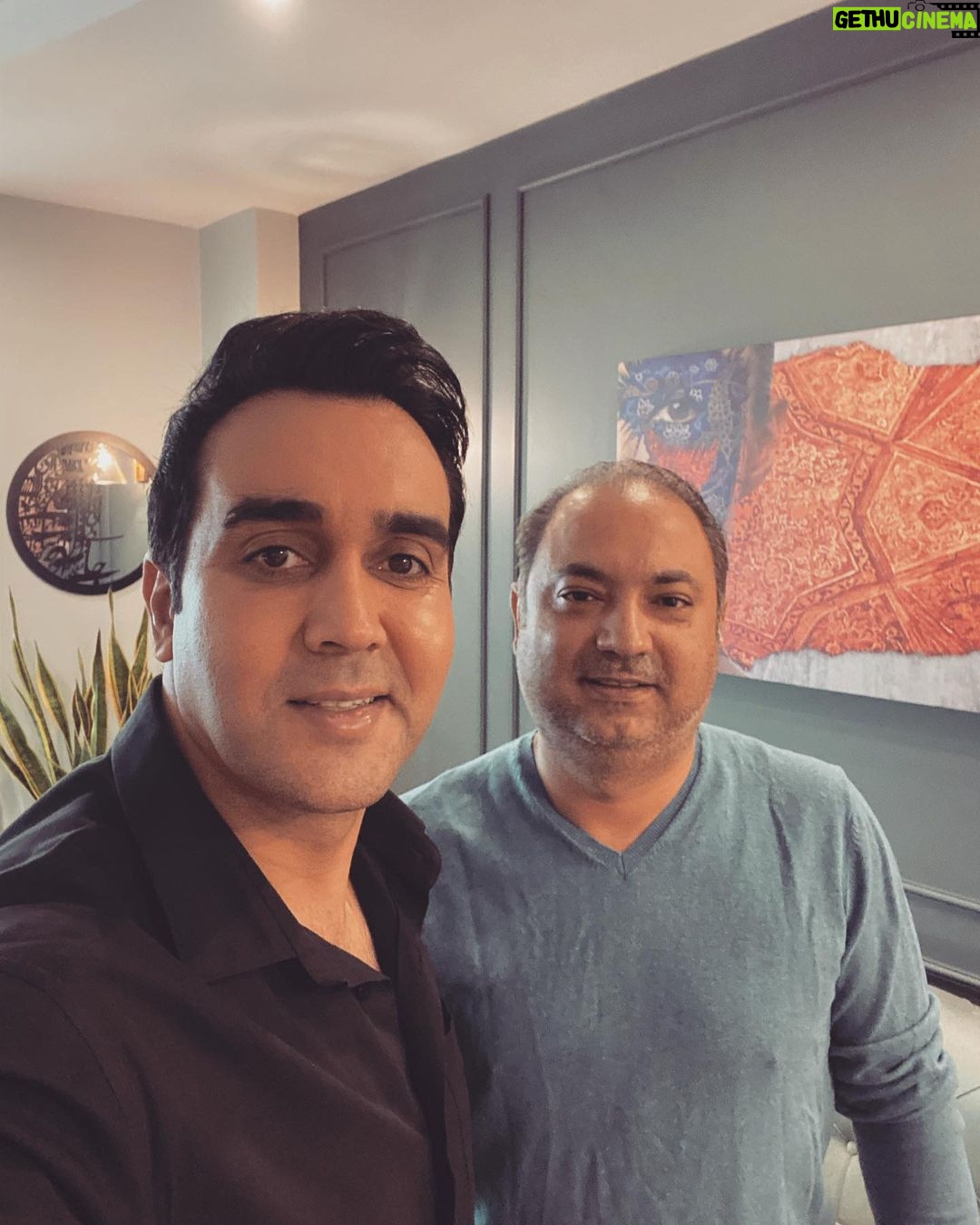 Pouria Poursorkh Instagram - . دوستان خوب ، روش خداوند براى محافظت از ما هستند...رفيق قديمى...ممنون كه هستى💝💐 شهران کوهسار