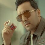 Pouria Poursorkh Instagram - . با افتخار شروع همكارى خودم با برند معتبر آدامس دنكسير رو اعلام ميكنم ... اين همكارى قرار بود از بهمن ماه سال گذشته اعلام بشه كه بدليل شرايط خاصى كه داشتيم تا امروز به تعويق افتاد ،وظيفه خودم ميدونم به همين دليل از آقاى رمضانى تشكر كنم كه حال خوب مردم براشون از هر بيزنسى مهمتره . اميدوارم كنار هم روزهاى خوبى رو پيش رو داشته باشيم منتظر كلى خبرها و البته جوايز خوب باشيد. @moneymanpars #دنكسير #جاى_عشق_خاليه
