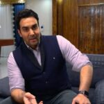 Pouria Poursorkh Instagram - . اينكار رو خيلي دوست داشتم ...بيشترين دليلش هم فرمت متفاوت و غير تكرارى اش بود به اين دليل كه اين مسابقه رو با يه مقدار قصه از قبل تعيين شده و يه مقدار بيشترى دوز و كلك برديم جلو ...يعنى بنظرم هم داستان داشت و هم مسابقه ...شديداً به اونايي كه نديدن توصيه ميكنم ، بخصوص اينكه علاوه بر شبكه هاى خانگى اينترنتى بصورت سى دى هم ميتونيد از فروشگاه هاى سرتاسر كشور خريدارى كنيد...به خودمون كه خيلي خوش گذشت اميدوارم شما هم دوست داشته باشيد💐💝
