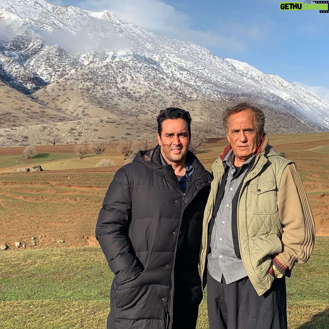 Pouria Poursorkh Instagram - . چشم انداز بينظير لرستان زيبا،سريال #ايل_دا دركنار مجيد خان مظفرى خالق نقش صالح خان... همه چى تموم...يه ايران عاشقشونن ، منم همينطور...افتخار ميكنم كنارتون بودم 💙 #movie #series #iran #khorramabad #actor #persian