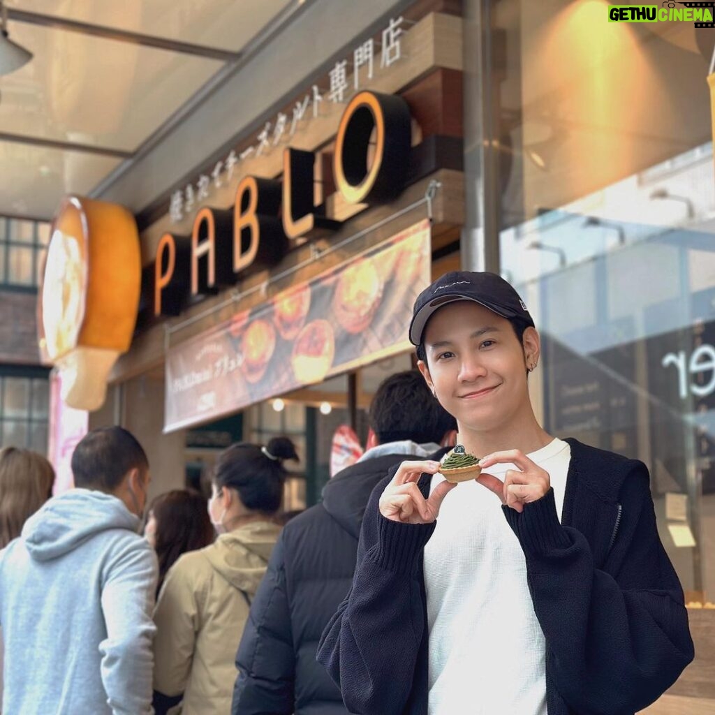 Prachaya Ruangroj Instagram - มาญี่ปุ่นรอบนี้ สิงได้มาลองชิมขนมสุดฮิตของร้าน PABLO ด้วยครับ ในรูปนี่คือ "มินิบรูเล่" ครับ บอกได้เลยว่าอร่อยมาก แถมทั้งกรอบและหอมจนหยุดทานไม่ได้เลยครับ.. นอกจากมินิบรูเล่แล้ว ที่ร้านยังมีเมนูอื่นๆ ที่หาทานได้เฉพาะแค่ในญี่ปุ่นเท่านั้นด้วย ถ้าใครมาเที่ยวญี่ปุ่นก็อย่าลืมลองแวะมาชิมกันดูนะคร้าบ. #PABLO #パブロ #パブロミニ #チーズタルト #cheesetart #osaka #japansweets Osaka, Japan