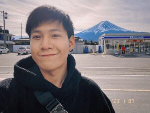 Prachaya Ruangroj Instagram - ไม่มีกล้อง ไม่มีคนถ่ายให้ ก็ได้รูปแค่นี้แหล่ะ..
ถือว่าพอใจละ. 🤣