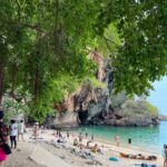 Prachaya Ruangroj Instagram – เที่ยวทะเล..

เล่นน้ำ ❌
ปีนเขา ✅

ร้อนแบบร้องขอชีวิต ภูมิแพ้เริงร่า ผื่นขึ้นไม่หยุด สีผิวดำขึ้นสิบเฉด กันแดดก็เอาไม่อยู่. 🤦🏻‍♂️ Phranang Cave Beach, Railay, Thailand