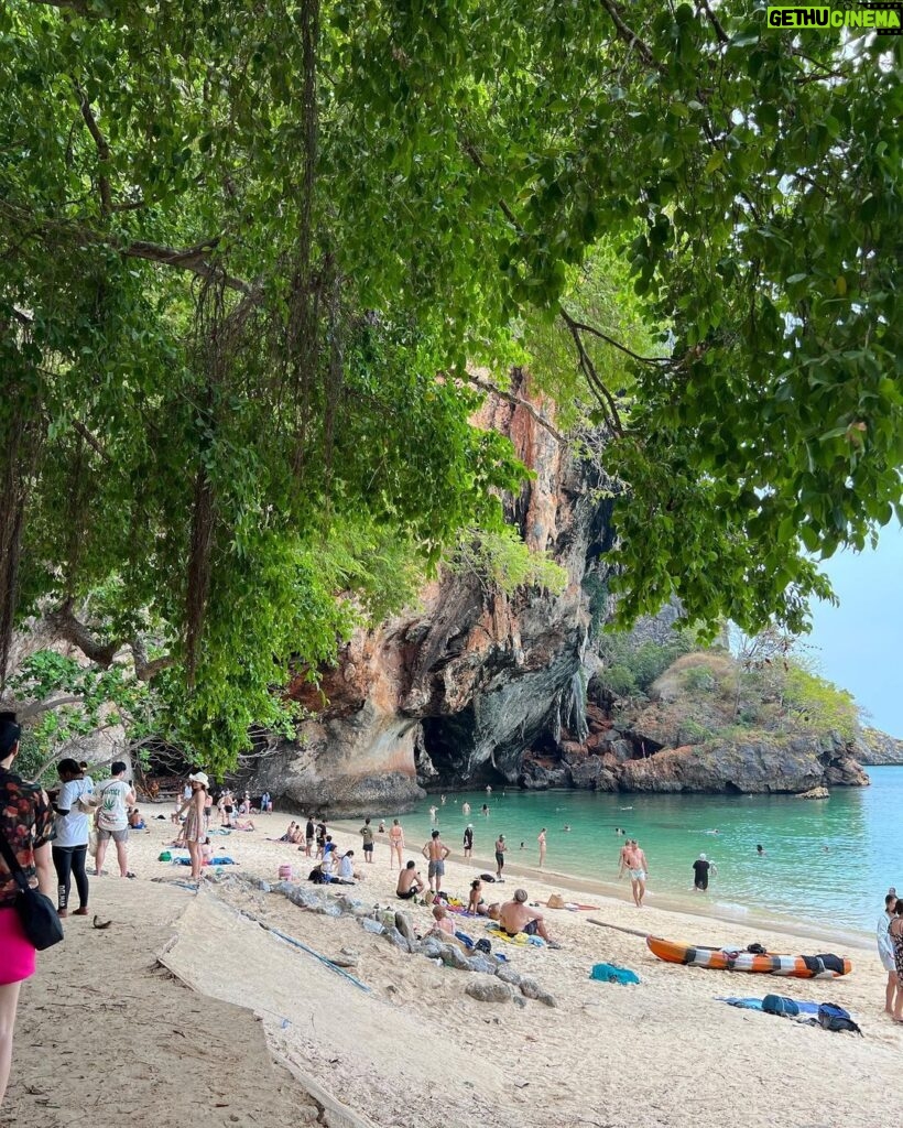 Prachaya Ruangroj Instagram - เที่ยวทะเล.. เล่นน้ำ ❌ ปีนเขา ✅ ร้อนแบบร้องขอชีวิต ภูมิแพ้เริงร่า ผื่นขึ้นไม่หยุด สีผิวดำขึ้นสิบเฉด กันแดดก็เอาไม่อยู่. 🤦🏻‍♂️ Phranang Cave Beach, Railay, Thailand