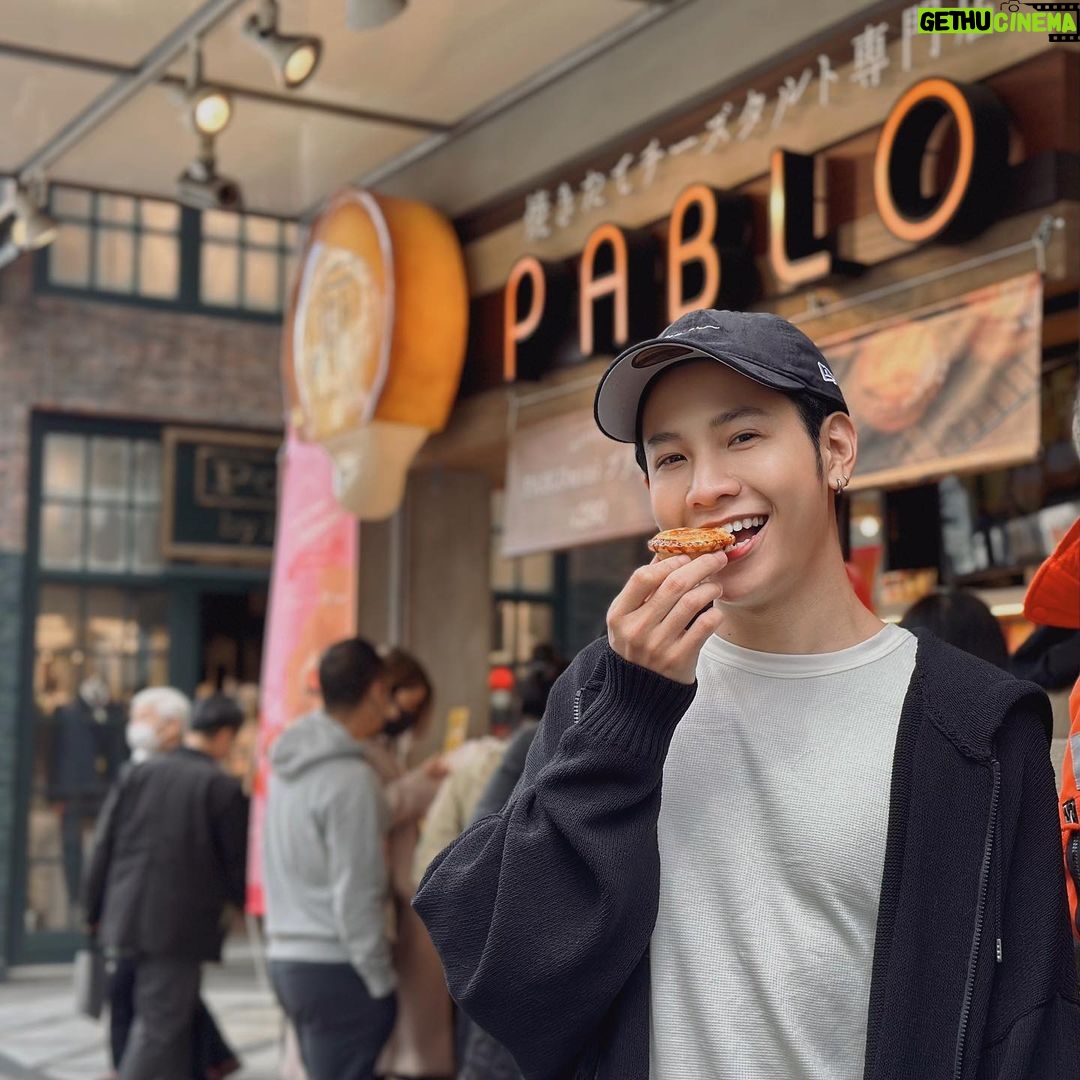 Prachaya Ruangroj Instagram - มาญี่ปุ่นรอบนี้ สิงได้มาลองชิมขนมสุดฮิตของร้าน PABLO ด้วยครับ ในรูปนี่คือ "มินิบรูเล่" ครับ บอกได้เลยว่าอร่อยมาก แถมทั้งกรอบและหอมจนหยุดทานไม่ได้เลยครับ.. นอกจากมินิบรูเล่แล้ว ที่ร้านยังมีเมนูอื่นๆ ที่หาทานได้เฉพาะแค่ในญี่ปุ่นเท่านั้นด้วย ถ้าใครมาเที่ยวญี่ปุ่นก็อย่าลืมลองแวะมาชิมกันดูนะคร้าบ. #PABLO #パブロ #パブロミニ #チーズタルト #cheesetart #osaka #japansweets Osaka, Japan
