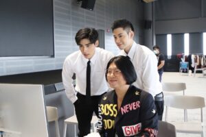 Prachaya Ruangroj Instagram - สนุกมาก และยากมากเหมือนกัน..
ขอบคุณพี่กอล์ฟ พี่หวาย พี่ก้อง ที่คอยกำกับดูแลน้องตลอดทั้งเรื่อง หรือจะแม่หมู กับแม่อิ๋ง ที่ช่วยกันเนรมิตเจนนี่ให้ออกมาสวยขนาดนี้ และพี่ๆ ทีมงานทุกคนที่ทำงานกันอย่างหนัก เราถ่ายกันไวมาก แต่ก็ออกมาดีและตลกมาก เป็นกองที่มีเสียงหัวเราะตลอดจริงๆ หมายถึงนักแสดงพากันไร้สาระน่ะครับ รักนะ. 555555555

ป.ล. : แต่งหน้าว่านานแล้ว ลบหน้าตอนถ่ายเสร็จนานไม่ต่างกัน. 😂

#เจนนี่กลางวันครับกลางคืนค่ะ