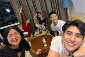 Prachaya Ruangroj Instagram - สนุกมาก และยากมากเหมือนกัน..
ขอบคุณพี่กอล์ฟ พี่หวาย พี่ก้อง ที่คอยกำกับดูแลน้องตลอดทั้งเรื่อง หรือจะแม่หมู กับแม่อิ๋ง ที่ช่วยกันเนรมิตเจนนี่ให้ออกมาสวยขนาดนี้ และพี่ๆ ทีมงานทุกคนที่ทำงานกันอย่างหนัก เราถ่ายกันไวมาก แต่ก็ออกมาดีและตลกมาก เป็นกองที่มีเสียงหัวเราะตลอดจริงๆ หมายถึงนักแสดงพากันไร้สาระน่ะครับ รักนะ. 555555555

ป.ล. : แต่งหน้าว่านานแล้ว ลบหน้าตอนถ่ายเสร็จนานไม่ต่างกัน. 😂

#เจนนี่กลางวันครับกลางคืนค่ะ