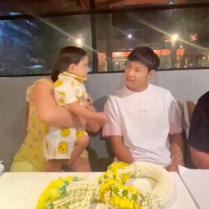 Prachaya Ruangroj Instagram - กำลังนับๆ อยู่ว่าตอนนี้มีหลานกี่คนแล้ว. 🤦🏻‍♂️
ลูกเพื่อนอีกเป็นสิบ โอ้โหววว.