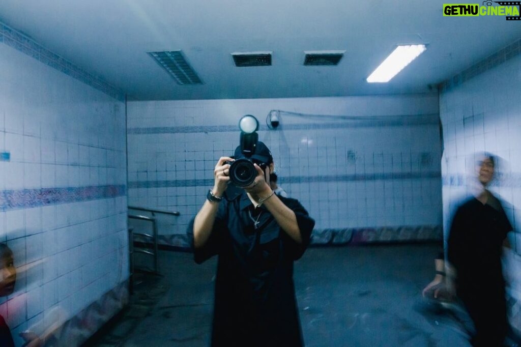 Prachaya Ruangroj Instagram - เพื่อนแต่งรูปเสร็จหมดและ.. เรายังไม่ได้เริ่มเลยอ่ะ. 😂 ขอบคุณนะ ไม่ได้มีรูปตัวเองตอนถือกล้องมานานมากแล้ว. 🥹 📸 by : @noir_clk