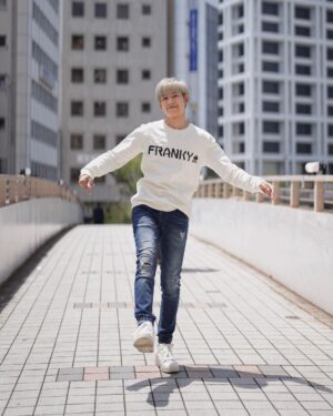 Prachaya Ruangroj Instagram - วิ่งเล่นอยู่ในทุ่งคอนกรีต ท่ามกลางแดดร้อนสามสิบกว่าองศา. 🥹