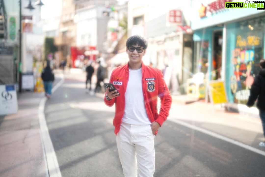 Prachaya Ruangroj Instagram - เมื่อที่บ้านอยากให้ใส่ชุดสีสันหน่อย แต่ตัวเองชอบสีขาวดำ โอเค ครึ่งๆ ละกัน.. 🤣 พบกันพรุ่งนี้นะครับ หวังว่าทุกคนจะมีความสุข #SingtoVdayFMinJapan2024 เห่อฟิลเตอร์กล้องตัวใหม่ อดทนหน่อยนะ ภาพช่วงนี้จะฟุ้งๆ หน่อย. 🤣 Tokyo, Japan