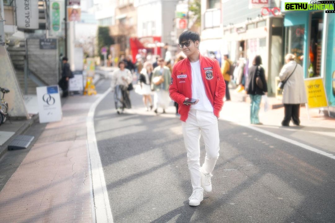 Prachaya Ruangroj Instagram - เมื่อที่บ้านอยากให้ใส่ชุดสีสันหน่อย แต่ตัวเองชอบสีขาวดำ โอเค ครึ่งๆ ละกัน.. 🤣 พบกันพรุ่งนี้นะครับ หวังว่าทุกคนจะมีความสุข #SingtoVdayFMinJapan2024 เห่อฟิลเตอร์กล้องตัวใหม่ อดทนหน่อยนะ ภาพช่วงนี้จะฟุ้งๆ หน่อย. 🤣 Tokyo, Japan