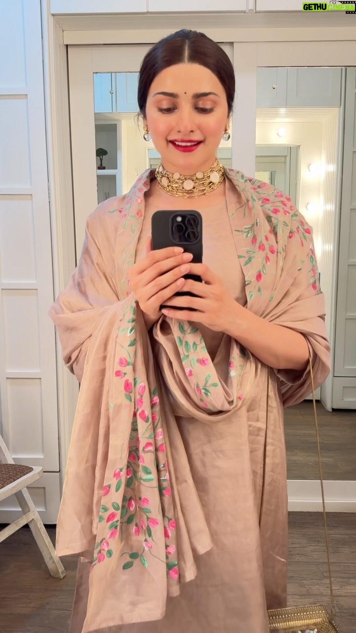 Prachi Desai Instagram - When I couldn’t get enough of this hand painted beauty created by my dear friend Sagarika’s beautiful mother, Urmila aunty and her team of skilled artisans.. @sagarikaghatge @akuteeindia 🤍💫 #love #chanderi #silk #tissue #outfit #indian #heritage