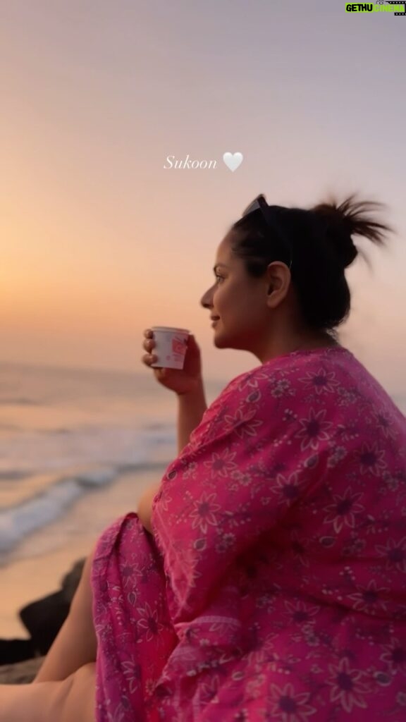 Prachi Tehlan Instagram - “Immersing in the blissful symphony of chai, the tranquil sea, love-filled moments, cool breeze, and the serenity of a long drive, all painted in my favorite color - pink!” 💘 Varkala Beach