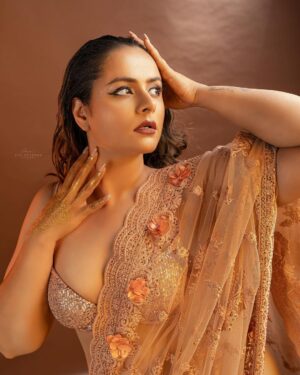 Prachi Tehlan Instagram - Saree: A canvas of tradition, a masterpiece of fashion. ✨

Behind The Cam: @sibicheeranphotography 
MUAH: @bride_to_be_by_dilshad 
Wearing: @bride_to_be_by_dilshad 
Styled By: @bride_to_be_by_dilshad @styyledbyjoe 
Studio: @maxxocreative
Wearing : @jodyhubb
Retouching :@pacrofilms