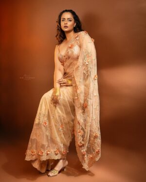 Prachi Tehlan Instagram - Saree: A canvas of tradition, a masterpiece of fashion. ✨

Behind The Cam: @sibicheeranphotography 
MUAH: @bride_to_be_by_dilshad 
Wearing: @bride_to_be_by_dilshad 
Styled By: @bride_to_be_by_dilshad @styyledbyjoe 
Studio: @maxxocreative
Wearing : @jodyhubb
Retouching :@pacrofilms