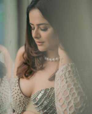 Prachi Tehlan Instagram - 'Pearl Pearl' dil key paas ✨ 

PHOTOGRAPHER : @_HARIKUMAR._ 
MUAH : @BRIDE_TO_BE_BY_DILSHAD 
STYLED BY : @styyledbyjoe @JOE_ELIZE_JOY 
WEARING : @bride_to_be_by_dilshad 
LOCATION COURTESY: @NO_18HOTEL
