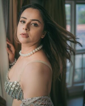 Prachi Tehlan Instagram - 'Pearl Pearl' dil key paas ✨ 

PHOTOGRAPHER : @_HARIKUMAR._ 
MUAH : @BRIDE_TO_BE_BY_DILSHAD 
STYLED BY : @styyledbyjoe @JOE_ELIZE_JOY 
WEARING : @bride_to_be_by_dilshad 
LOCATION COURTESY: @NO_18HOTEL