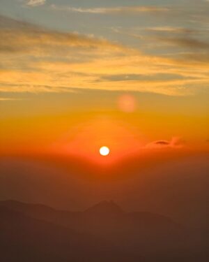 Prachi Tehlan Instagram - 🌅 Just experienced Asia's most beautiful sunrise at the magical border of Kerala and Tamil Nadu- Kolukumali ! 🌄✨ What an incredible way to start the day! 😍

Trip coordinated by- @exodusvoyage
Accomodation- @thewindymistresort 
Jeepsafari - @exodusvoyage

#SunriseAtKeralaTamilNaduBorder #Nature'sBreathtakingBeauty #MagicalMornings #Photography #TravelGoals #BucketListExperience #IncredibleIndia #kolukumali