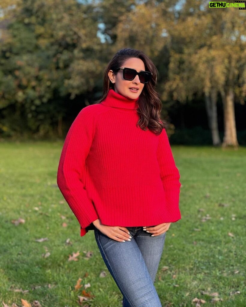 Pragya Jaiswal Instagram - The rare occasion when the sun and I step out at the same time in london 🥰☀ London, United Kingdom