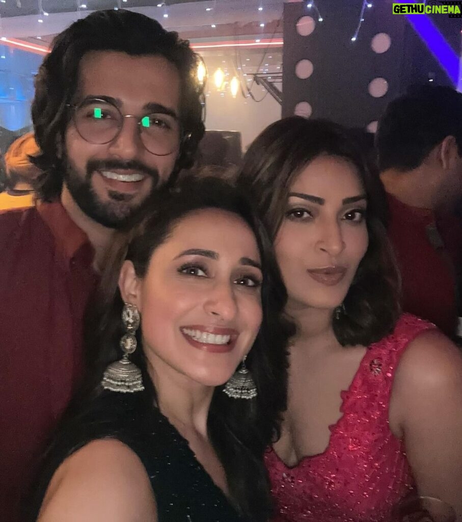 Pragya Jaiswal Instagram - Diwali 2023 ✨✨ A very different Diwali this year - my first everrr away from home, family & friends n I cudnt have asked for more! Grateful for moments spent with this amazing team & looking forward to all that lies ahead 💫💫 Missed you my sparks 🧨❤ Also happy new year everyone 🥳💥 London, United Kingdom