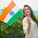 Pragya Jaiswal Instagram - Celebrating the immense strength, diversity and unity of our incredible nation! Happy Independence Day India 🇮🇳🧡 #JaiHind Wearing @shopmulmul Pictures @deepak_das_photography