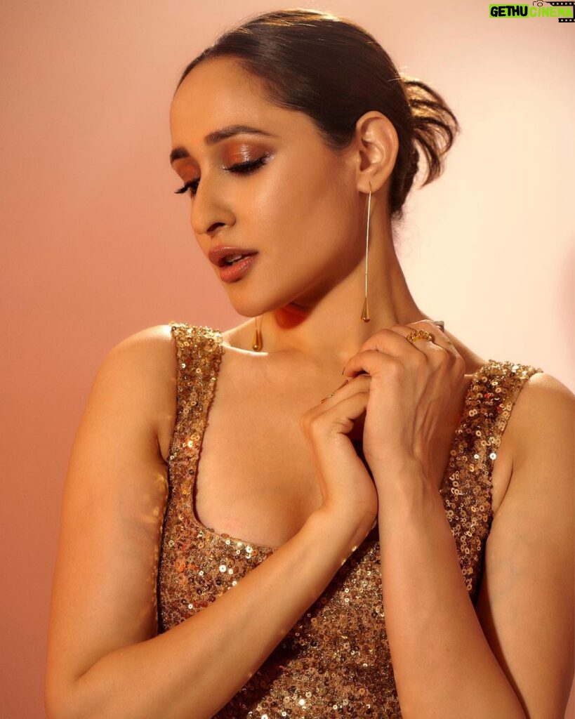 Pragya Jaiswal Instagram - Golden glow 🍯✨ Outfit @nadinemerabi Jewellery @blingthingstore Styled By @anshikaav Team @roshiijain @bhatia_tanisha Makeup @athirathakkar Hair @thakuramit190 Shot by @kaasastudio