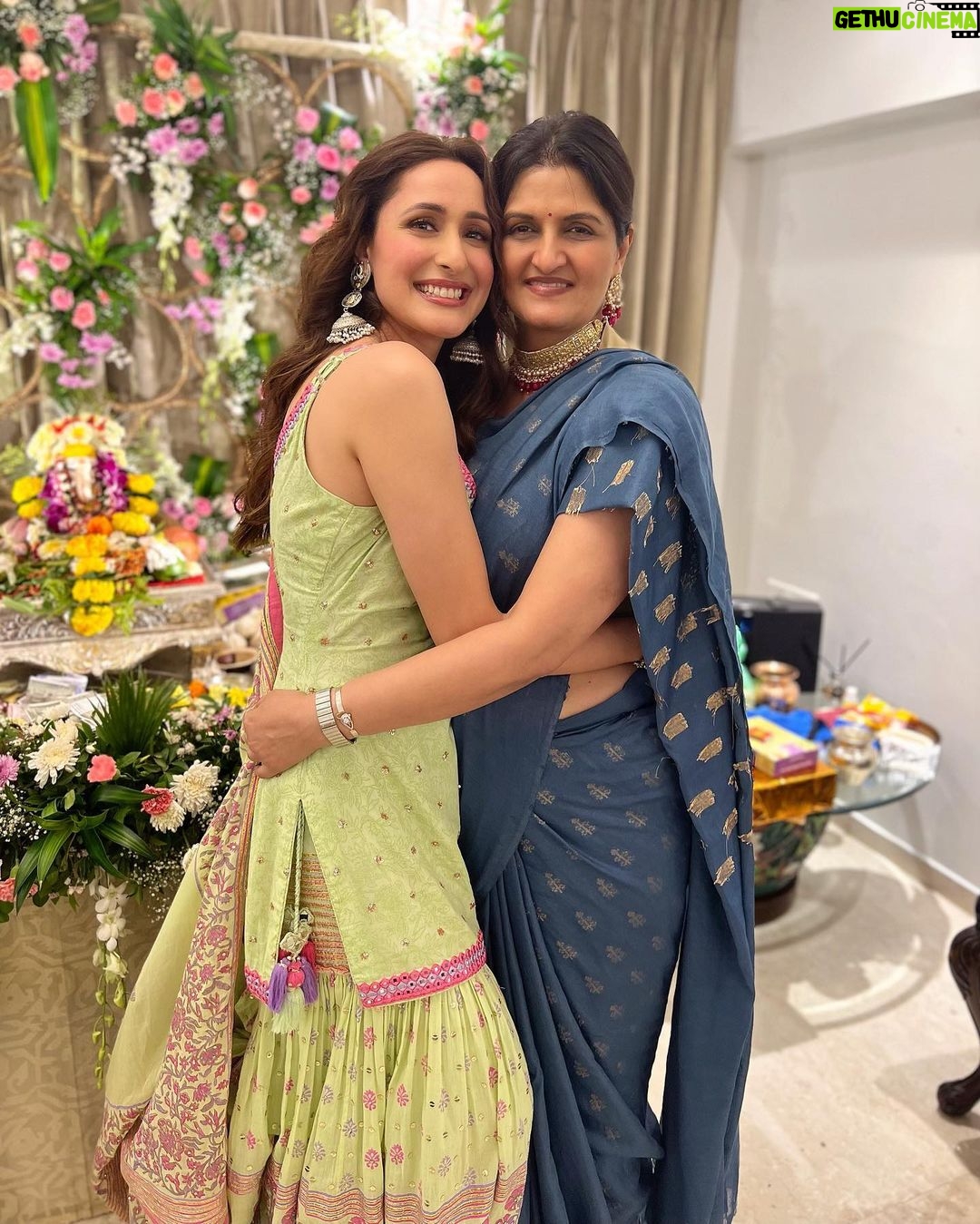 Pragya Jaiswal Instagram - Ganpati Bappa Morya πΈππ May bappa bless us all with health, happiness & abundance in the coming year β¨π« Outfit @sukritiandaakritiofficial Earrings @the_bling_girll Bangles @keiyura_jewelry Ring @ananaofficial Footwear @fizzygoblet Makeup @athirathakkar Hair @thakuramit190 Styled by @anshikaav Assisted by @bhatia_tanisha
